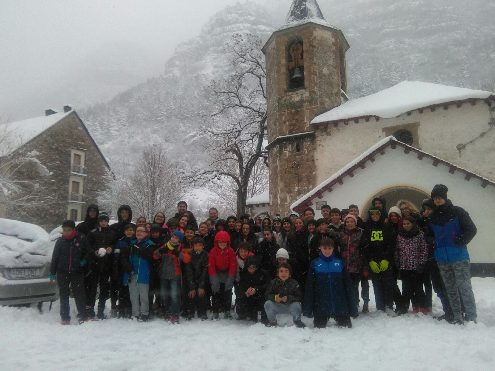 El Concejal de Juventud Herminio Vico visita a los jóvenes que están esquiando en Astún
